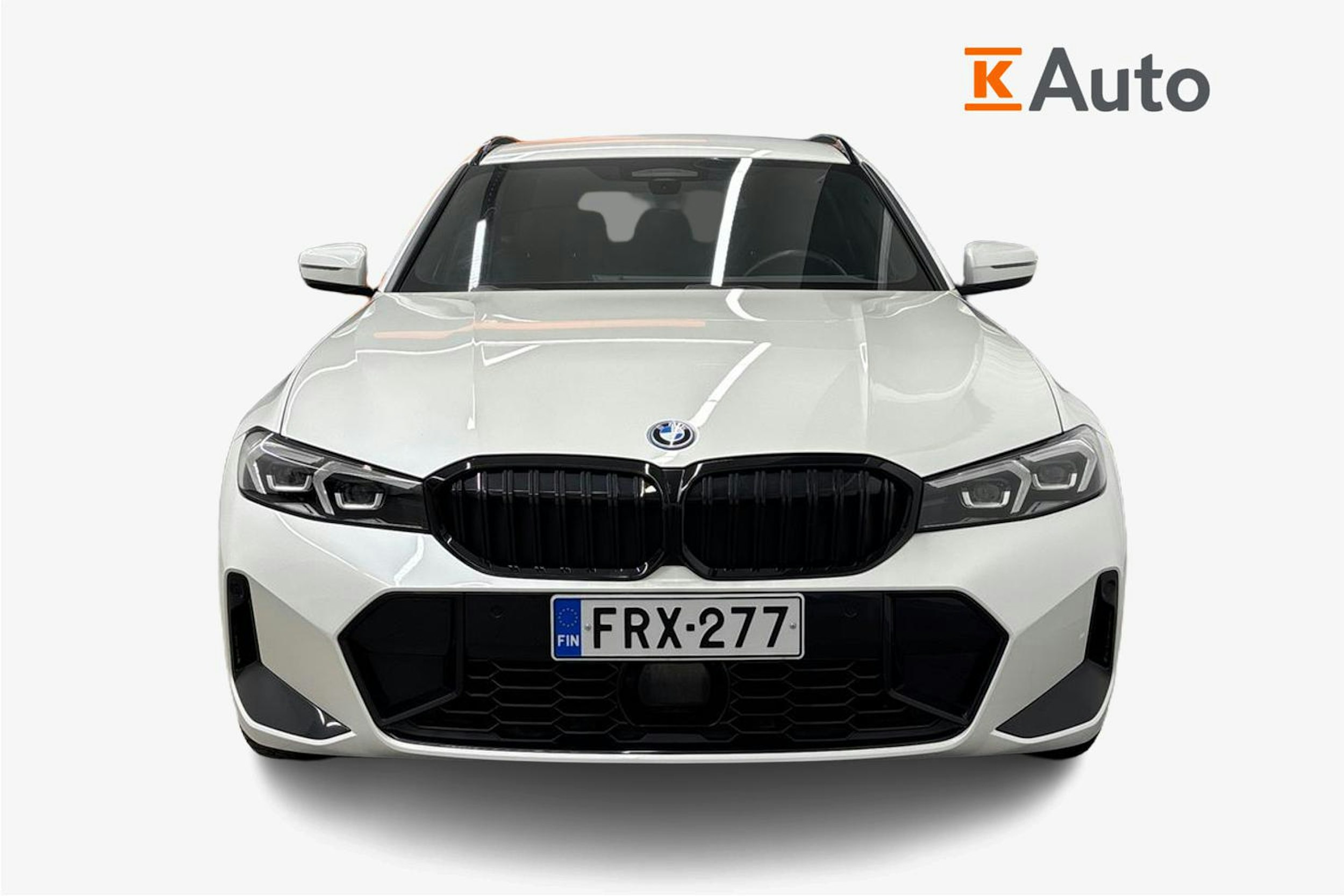 valkoinen BMW 330 2023 kuva 5.