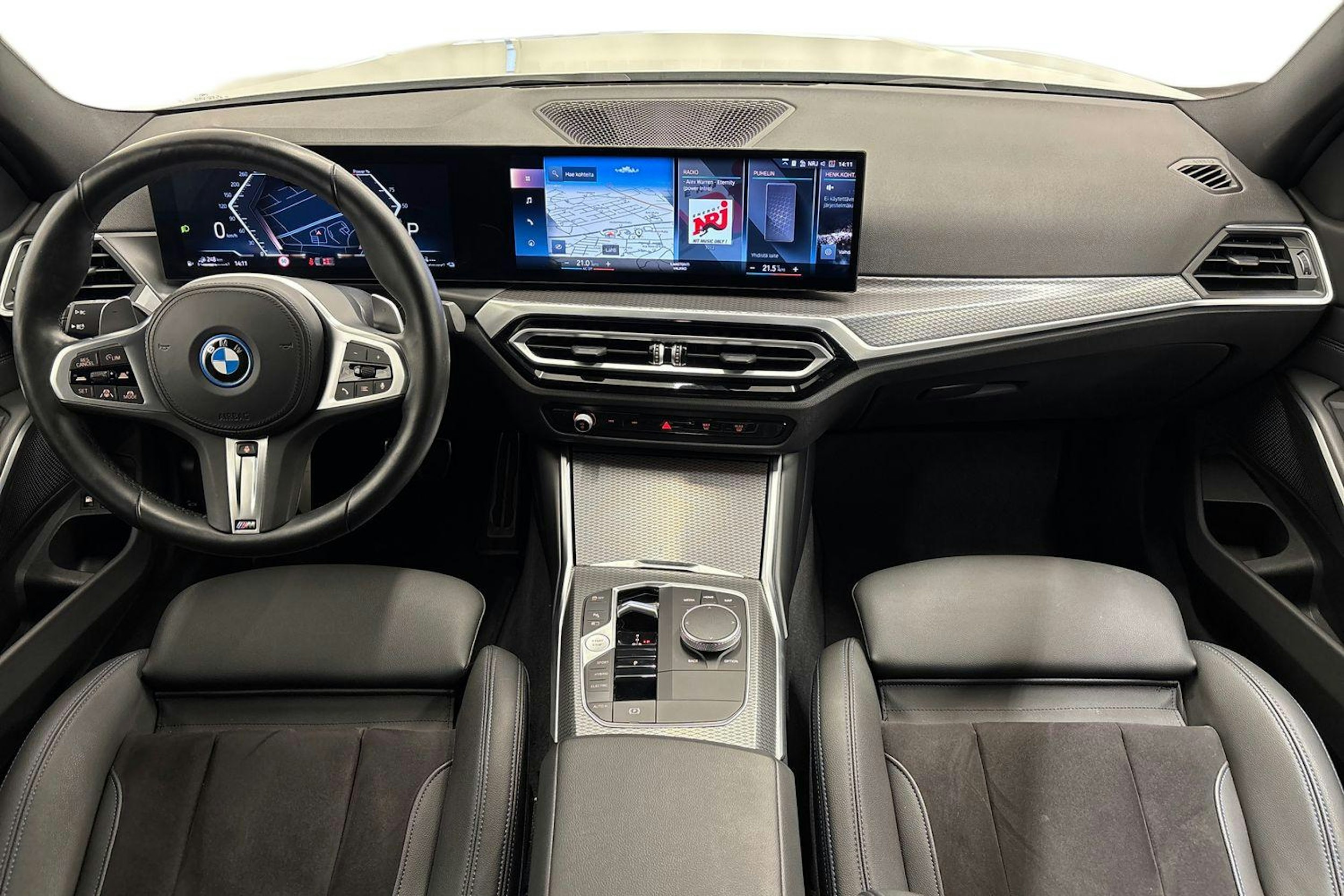 valkoinen BMW 330 2023 kuva 9.