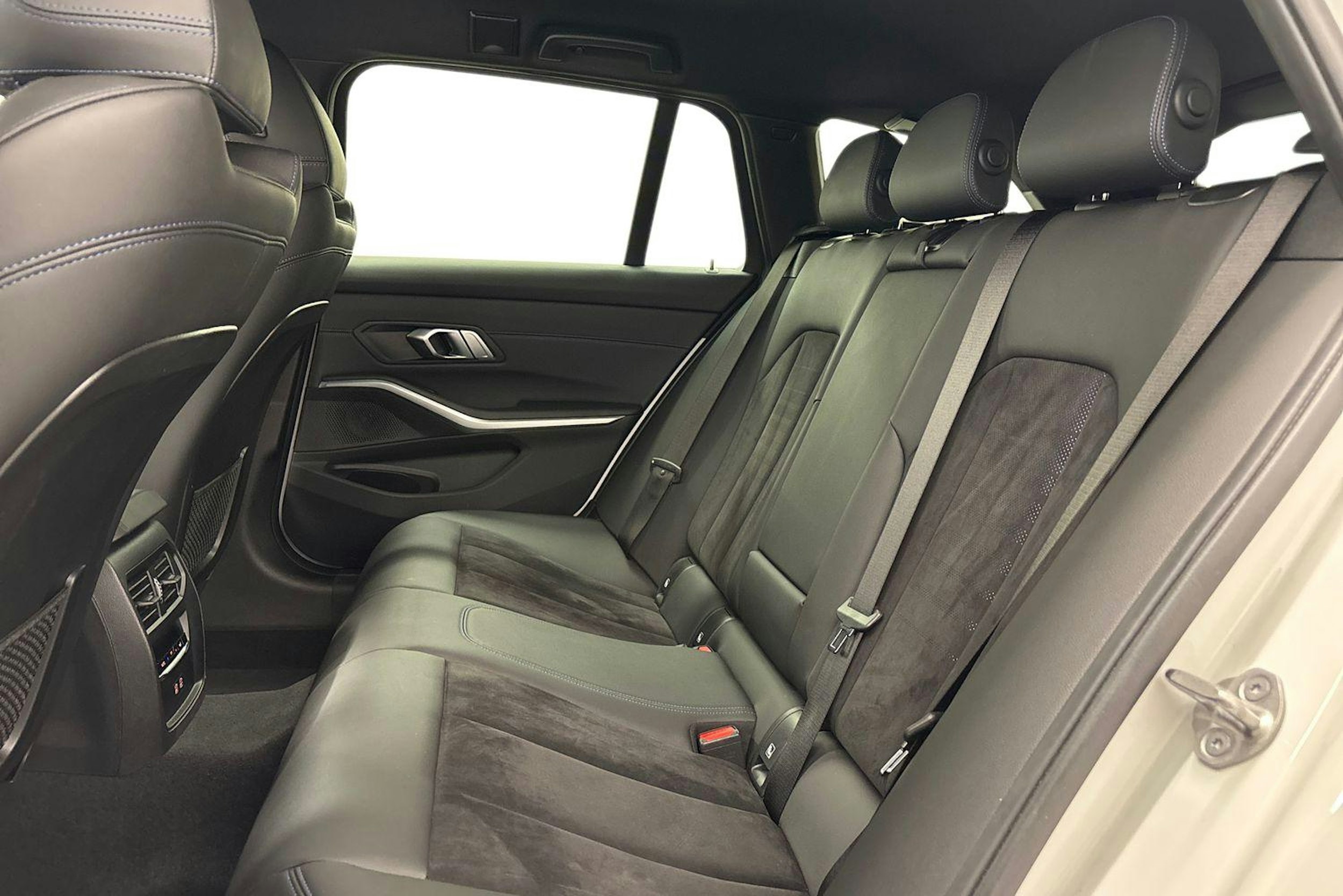 valkoinen BMW 330 2023 kuva 10.