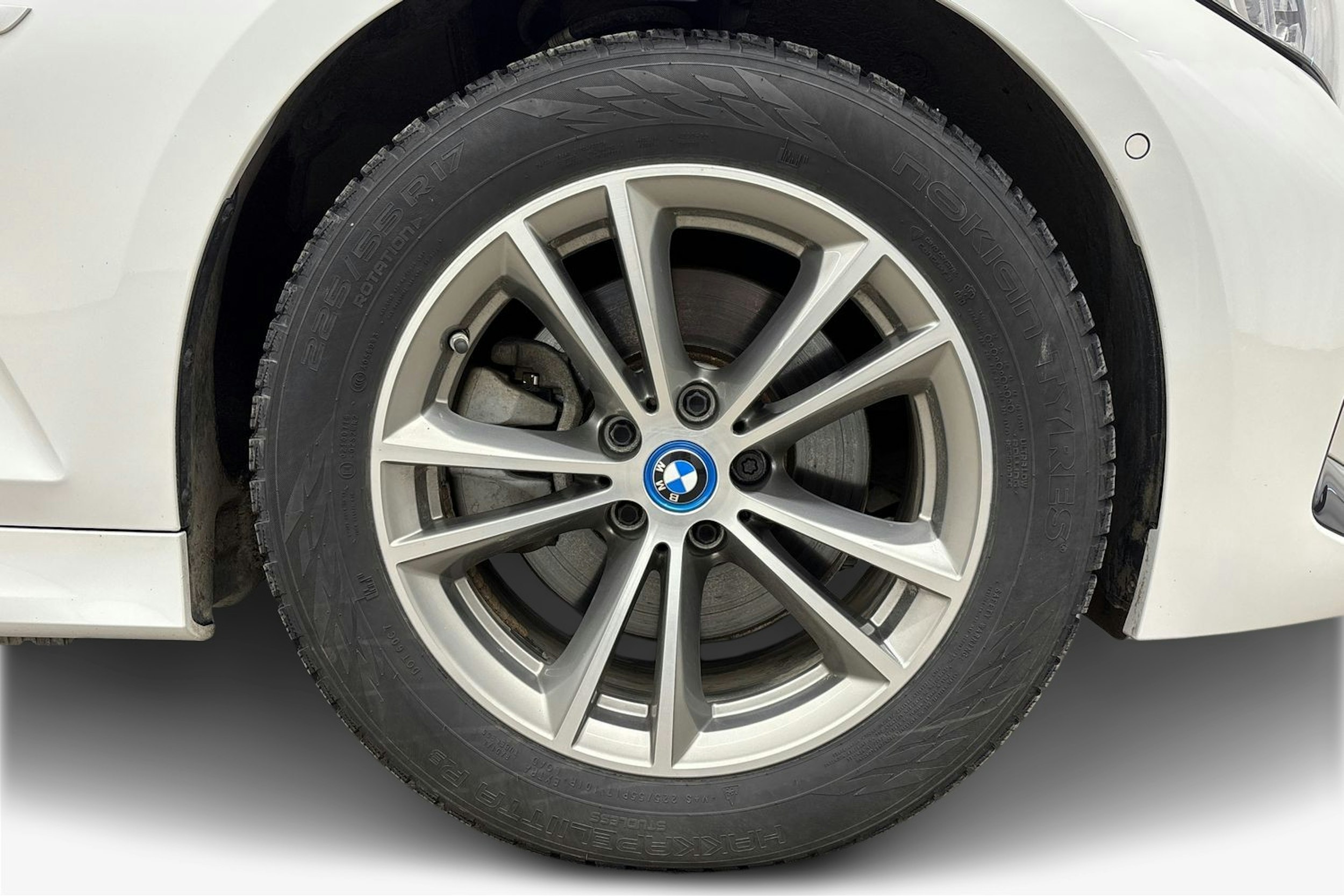 valkoinen BMW 330 2023 kuva 11.