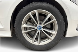 valkoinen BMW 330 2023 kuva 11.