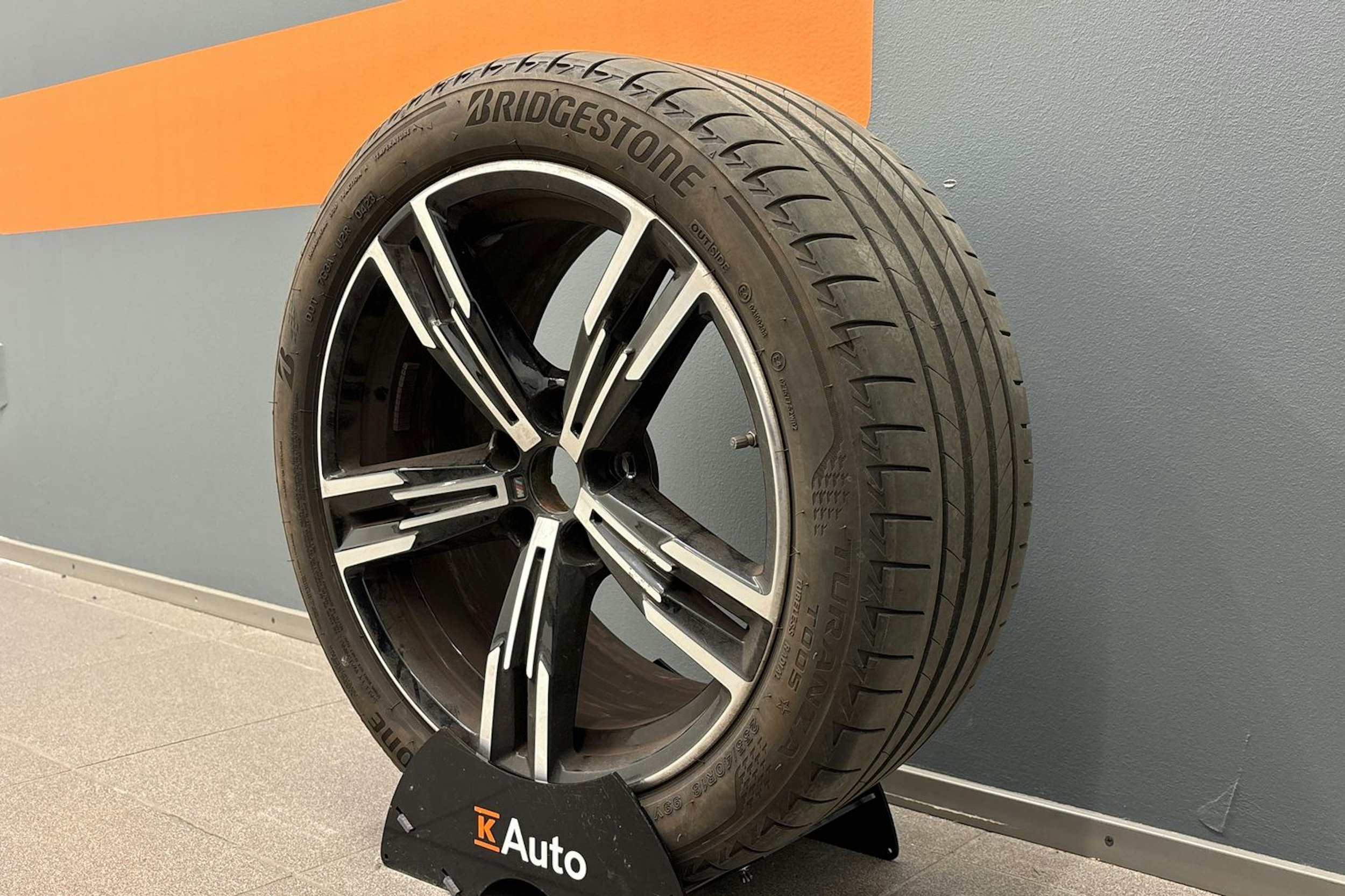 valkoinen BMW 330 2023 kuva 13.