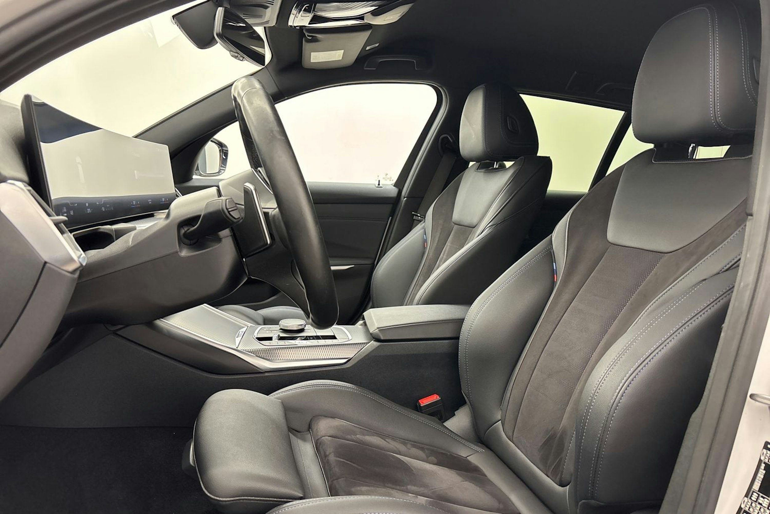 valkoinen BMW 330 2023 kuva 14.