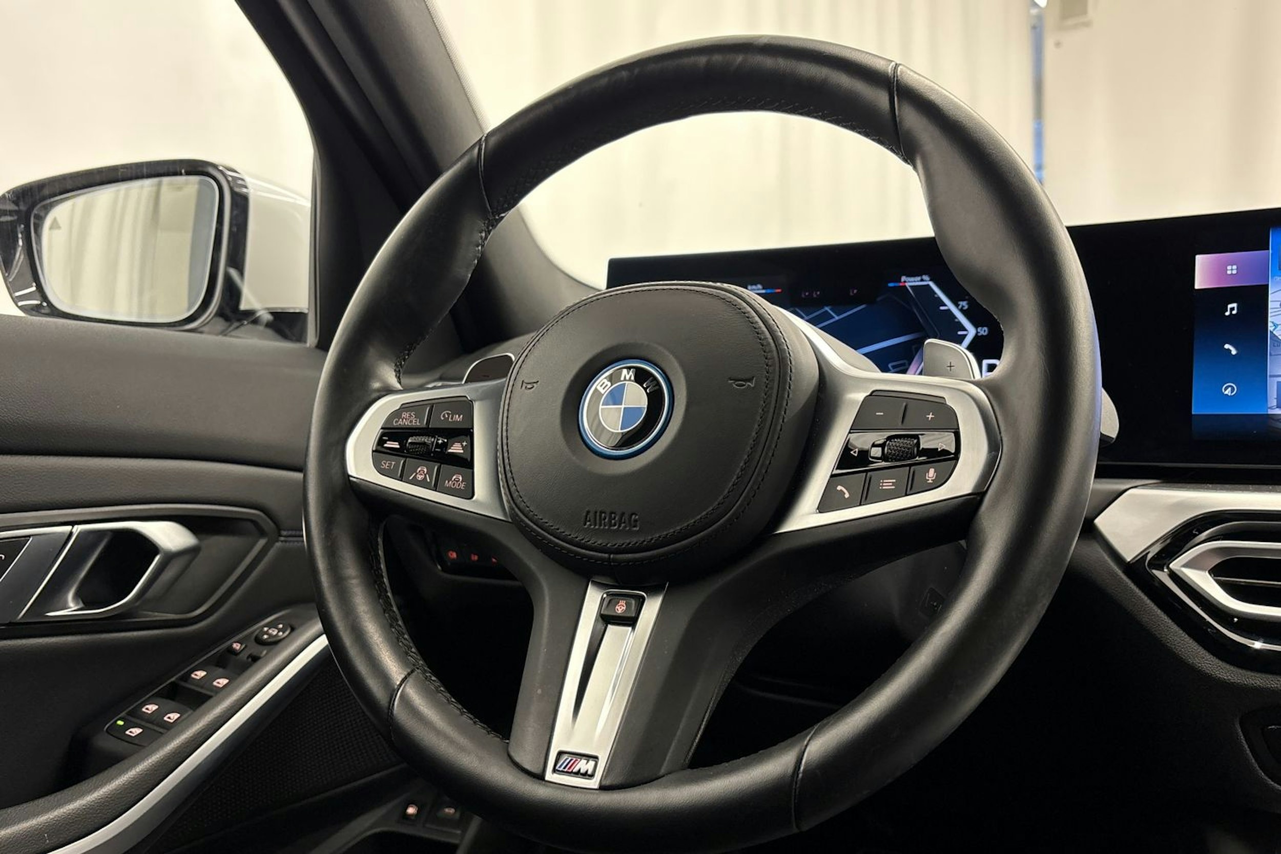 valkoinen BMW 330 2023 kuva 15.