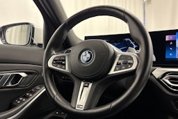 valkoinen BMW 330 2023 kuva 15.