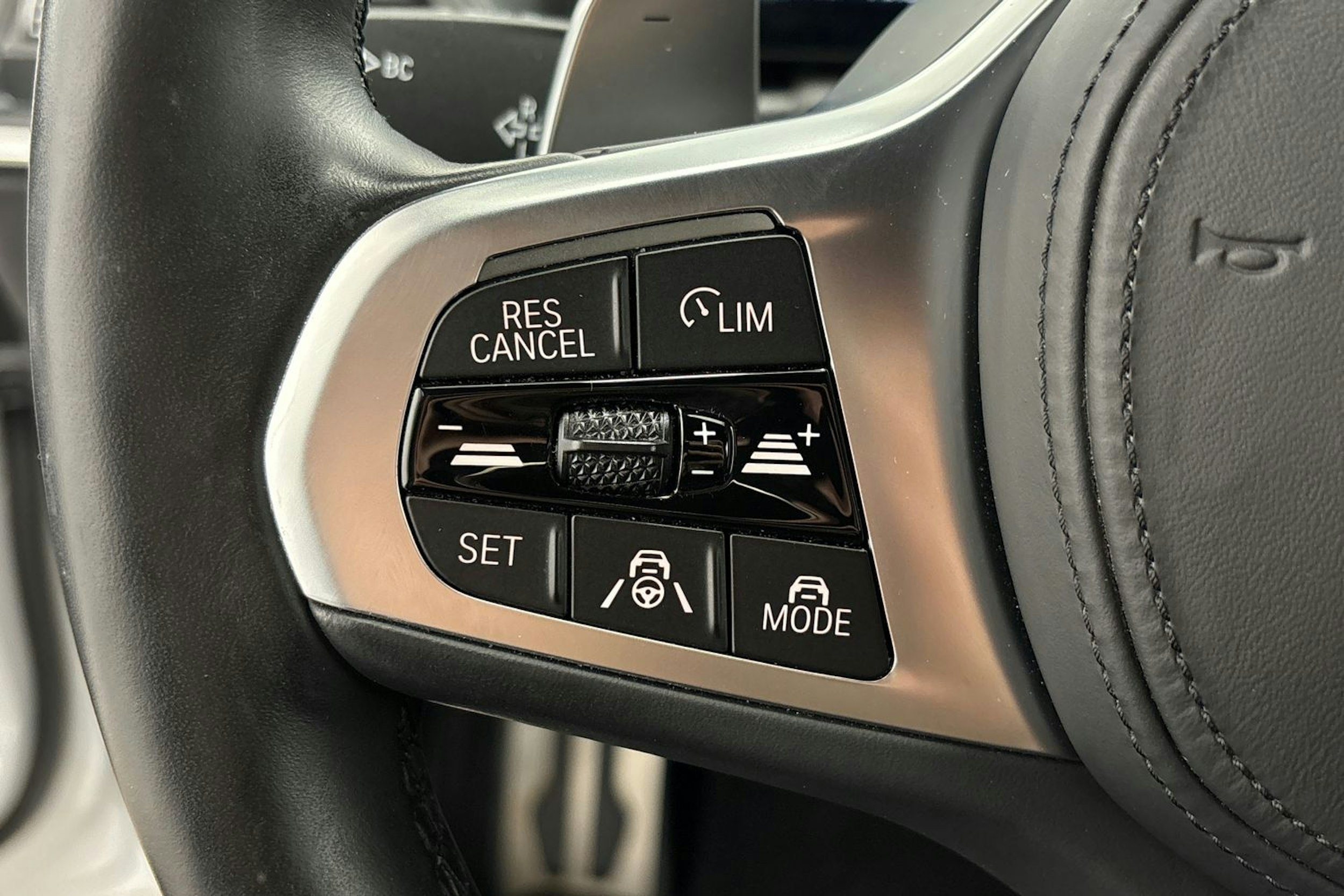 valkoinen BMW 330 2023 kuva 16.