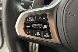 valkoinen BMW 330 2023 kuva 16.