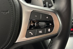 valkoinen BMW 330 2023 kuva 17.