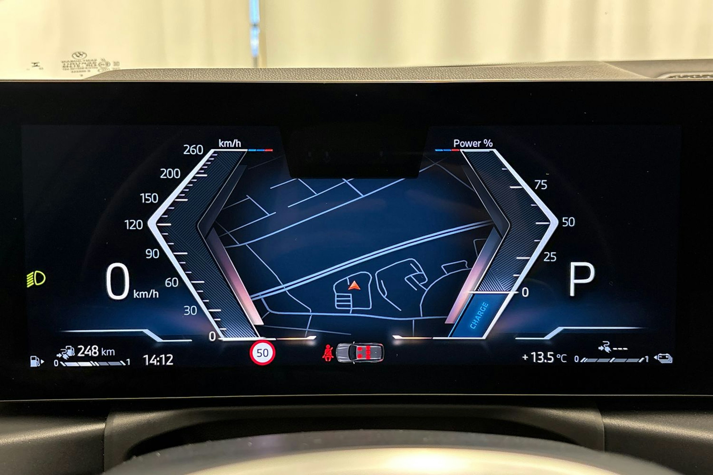 valkoinen BMW 330 2023 kuva 18.