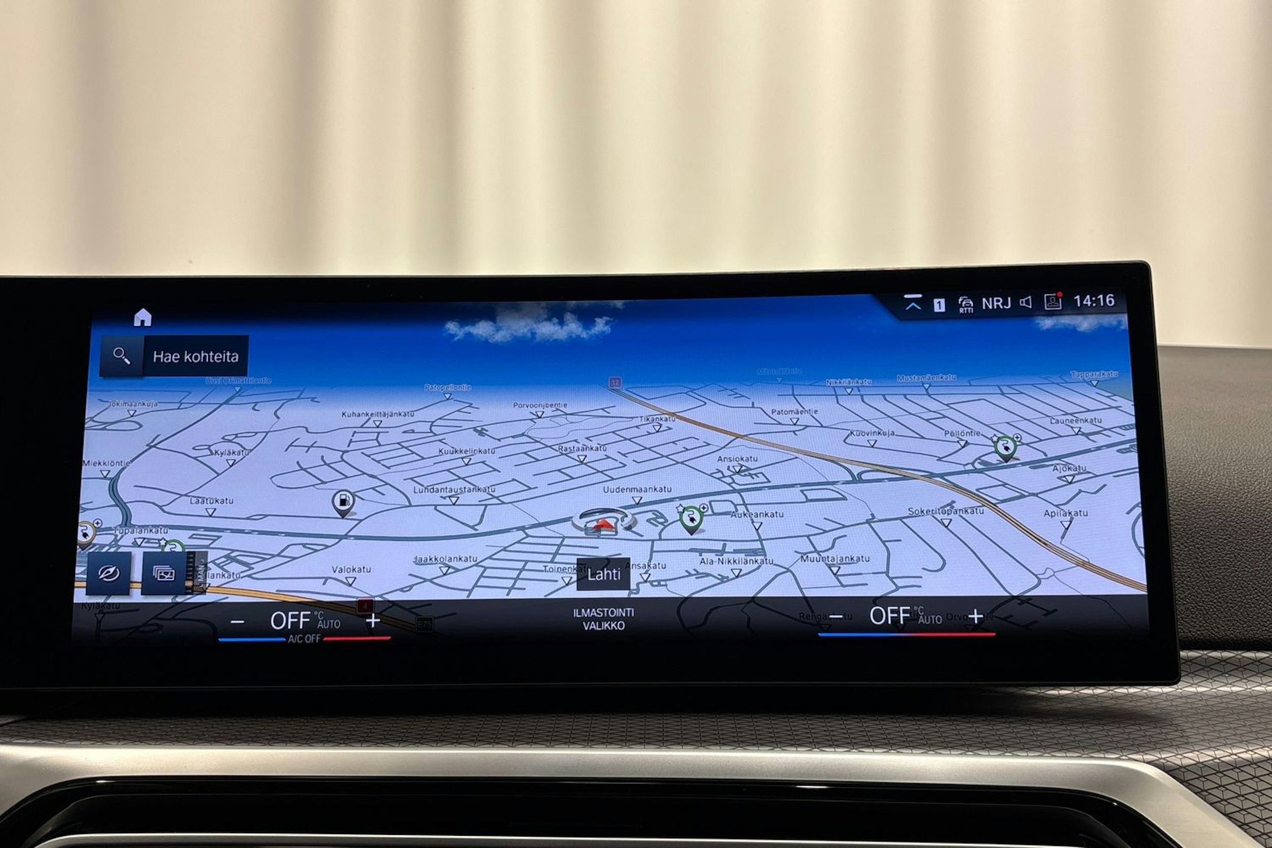 valkoinen BMW 330 2023 kuva 20.