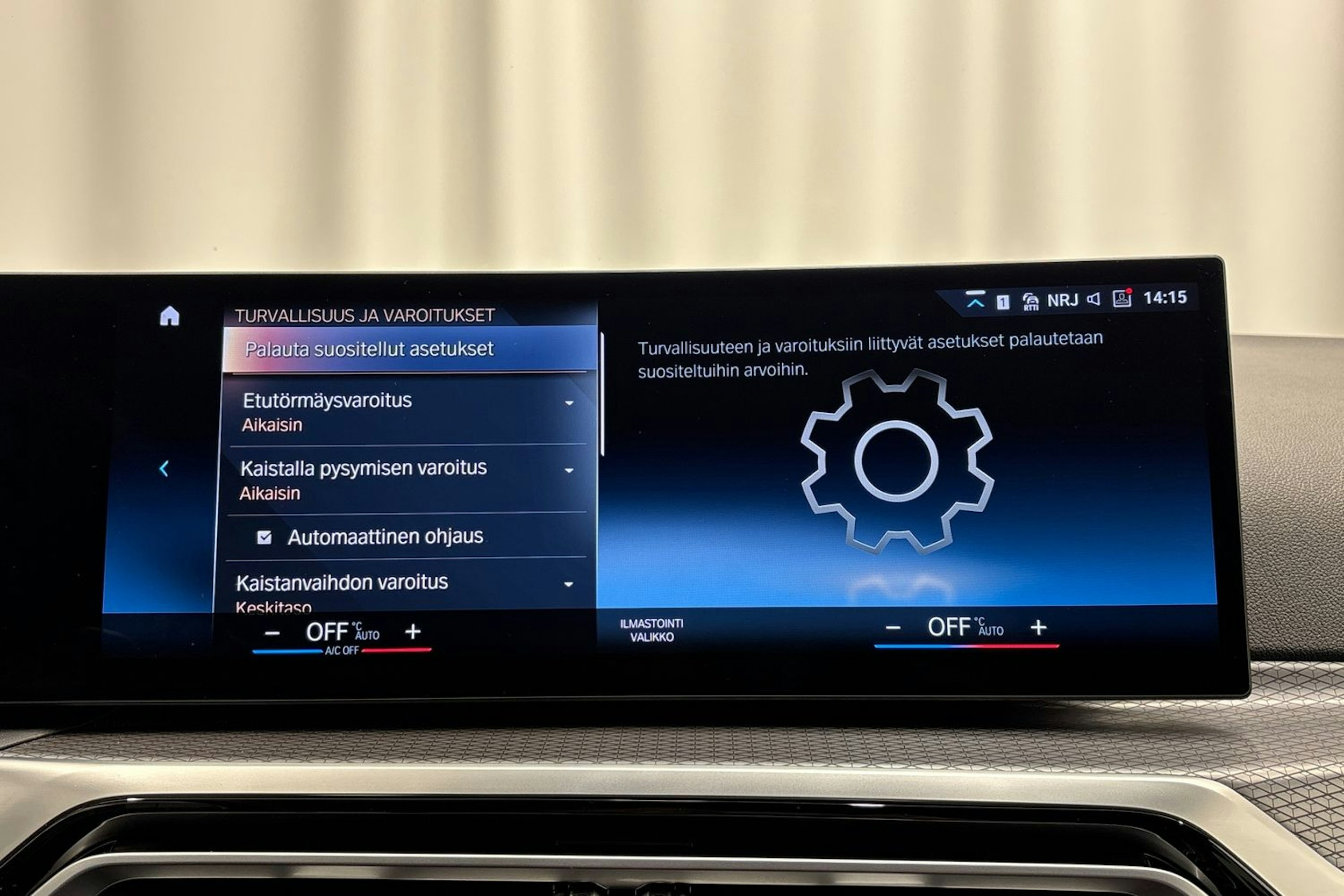 valkoinen BMW 330 2023 kuva 21.