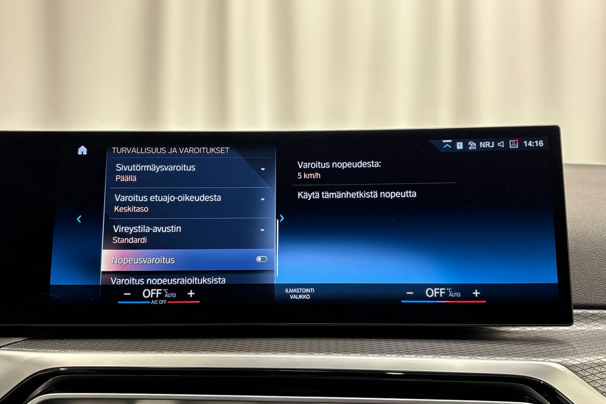 valkoinen BMW 330 2023 kuva 22.