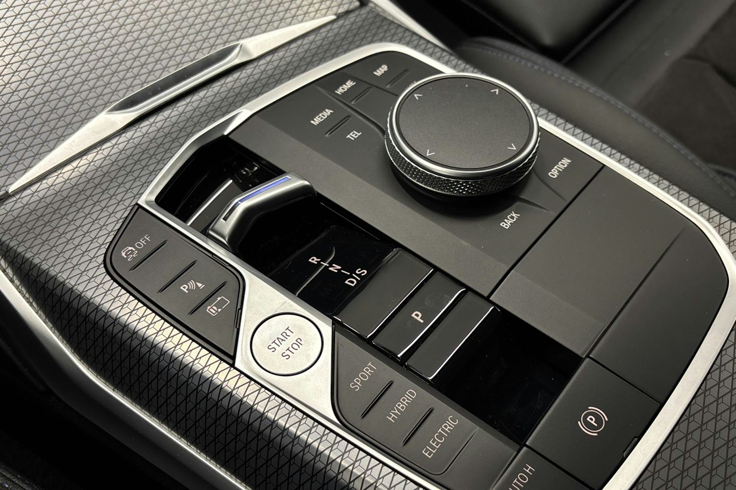 valkoinen BMW 330 2023 kuva 24.