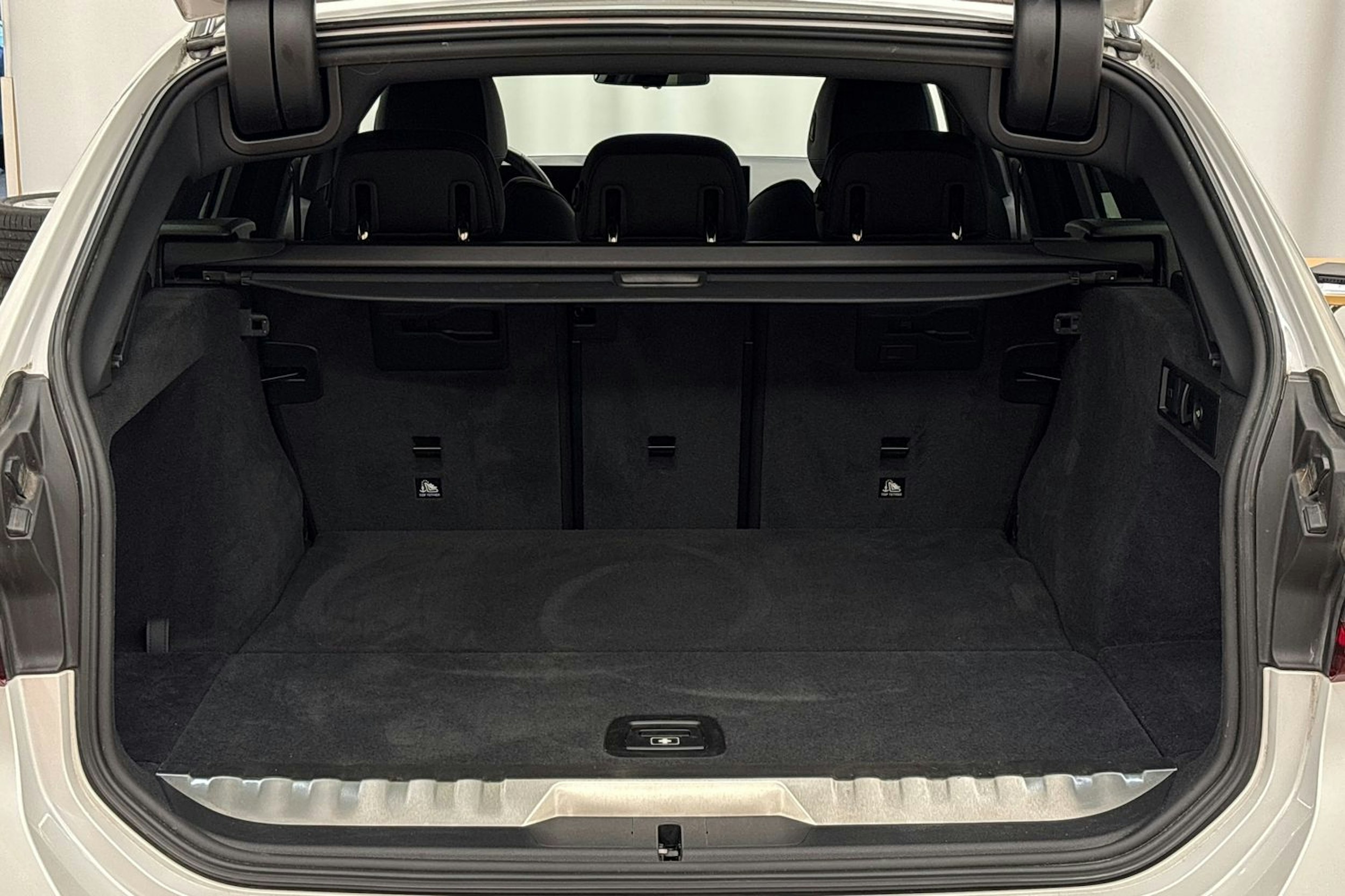 valkoinen BMW 330 2023 kuva 25.