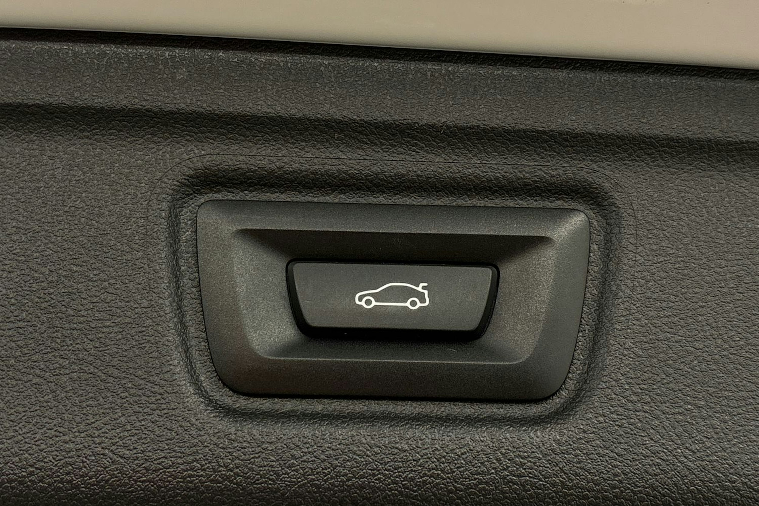 valkoinen BMW 330 2023 kuva 26.