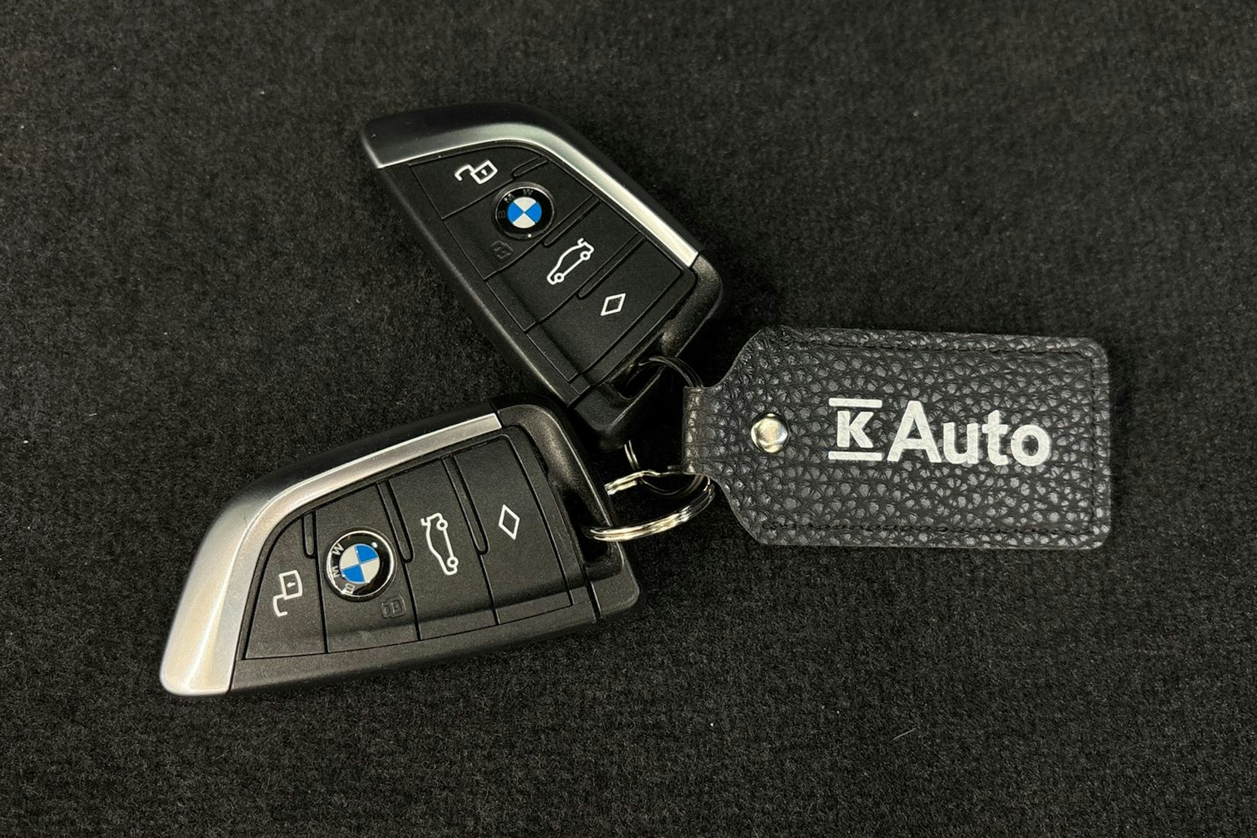 valkoinen BMW 330 2023 kuva 28.