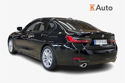 musta BMW 330 2023 kuva 2.