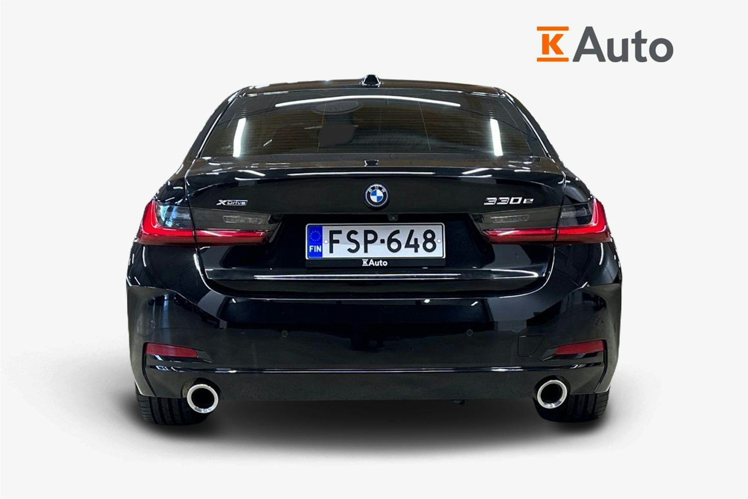 musta BMW 330 2023 kuva 3.