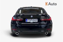 musta BMW 330 2023 kuva 3.