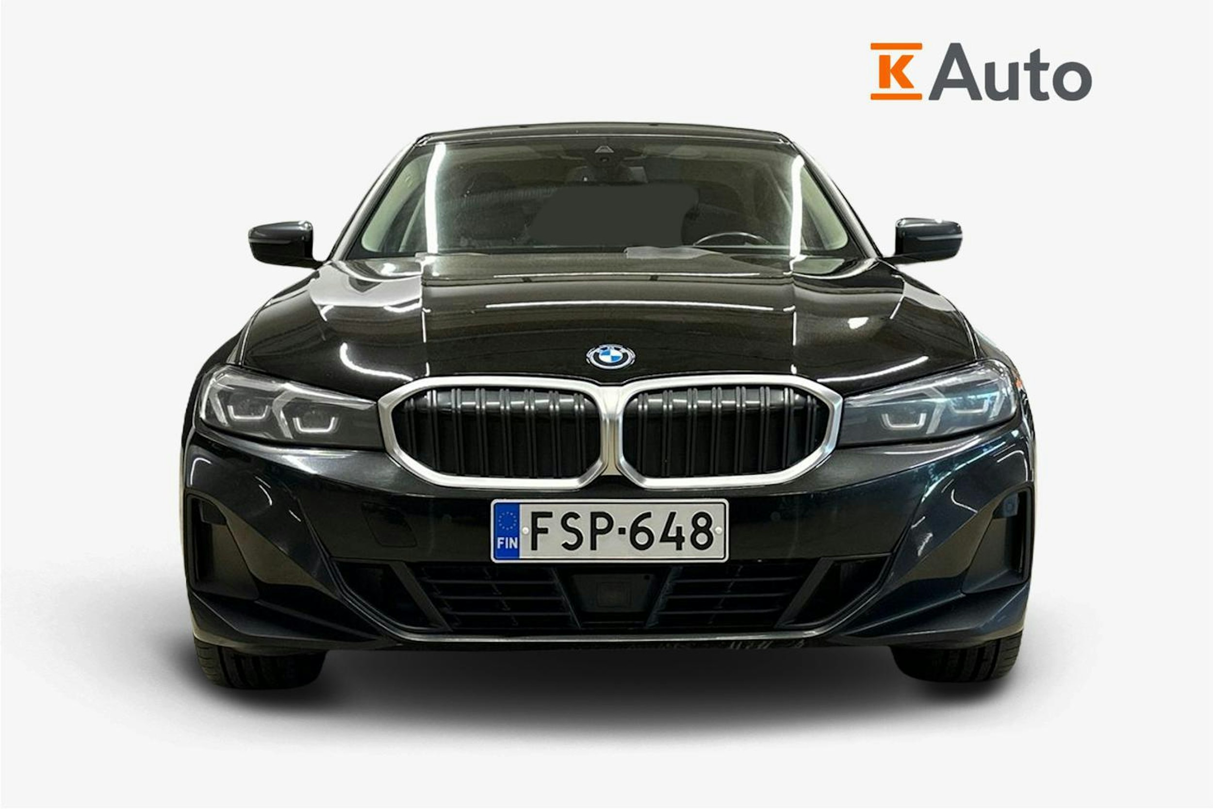 musta BMW 330 2023 kuva 5.