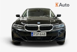 musta BMW 330 2023 kuva 5.