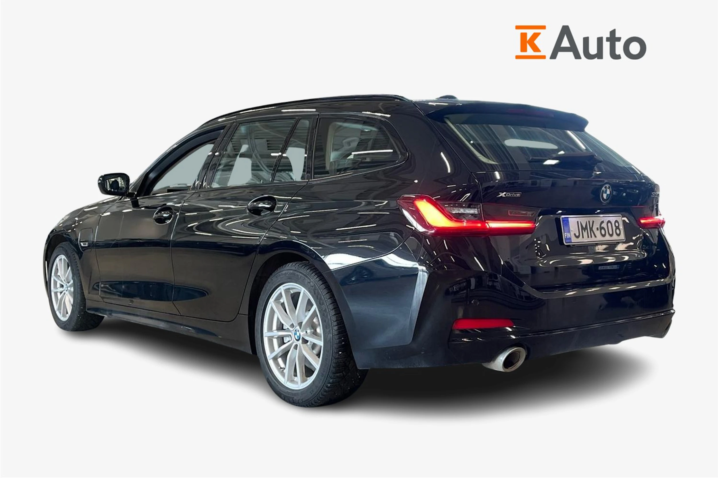 musta BMW 330 2023 kuva 2.