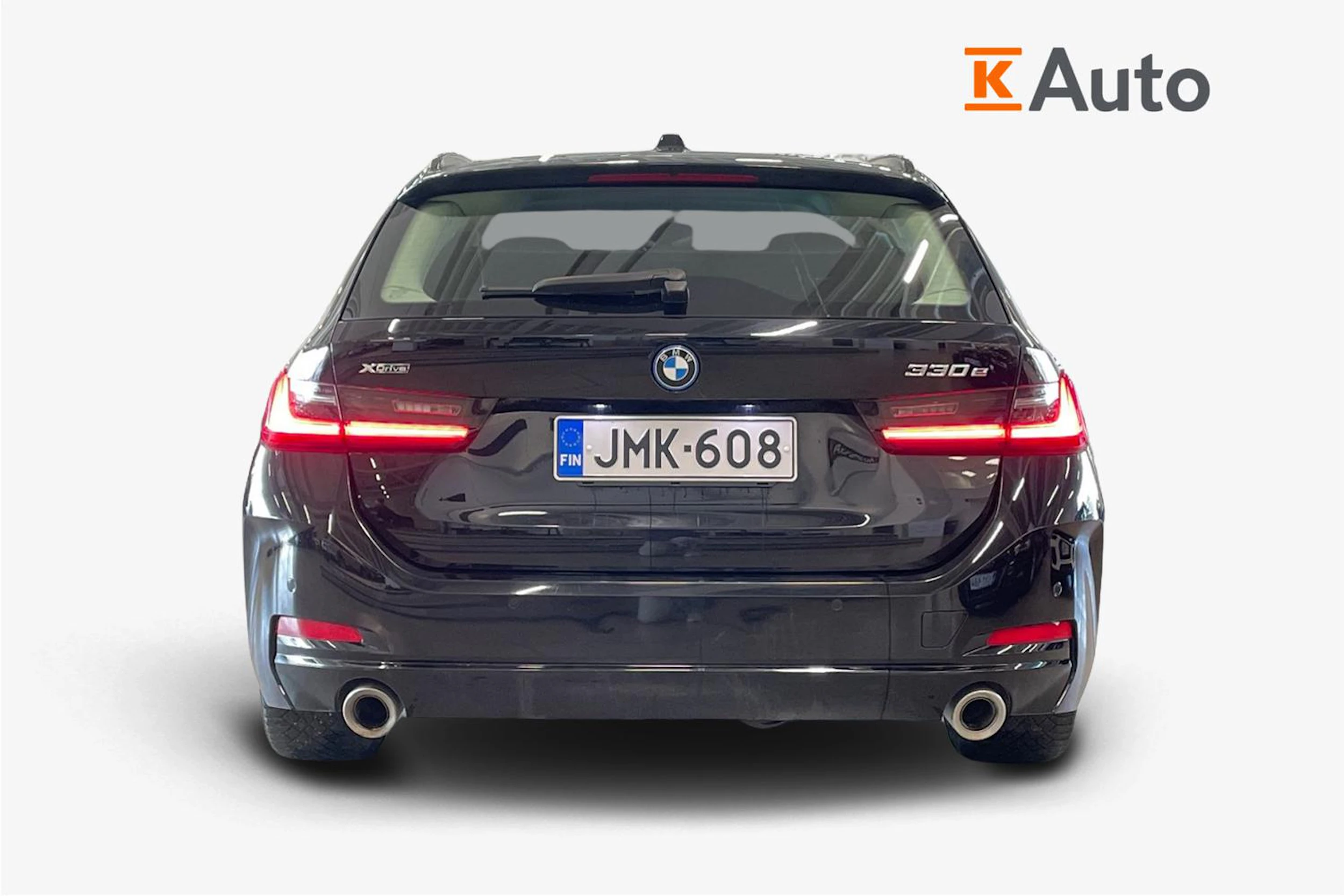 musta BMW 330 2023 kuva 3.