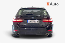 musta BMW 330 2023 kuva 3.