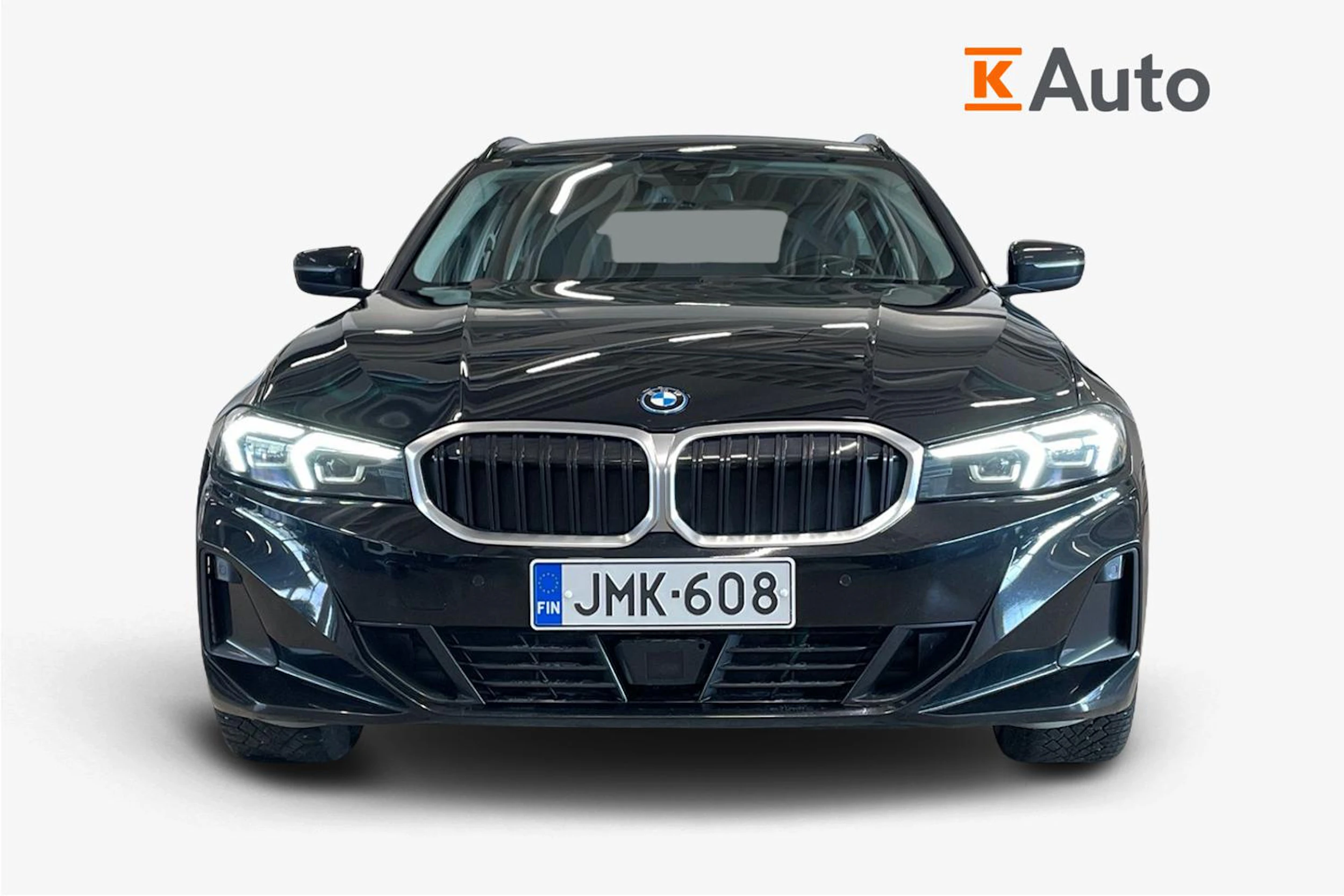 musta BMW 330 2023 kuva 4.