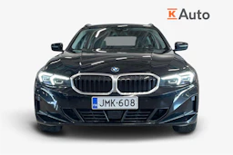 musta BMW 330 2023 kuva 4.