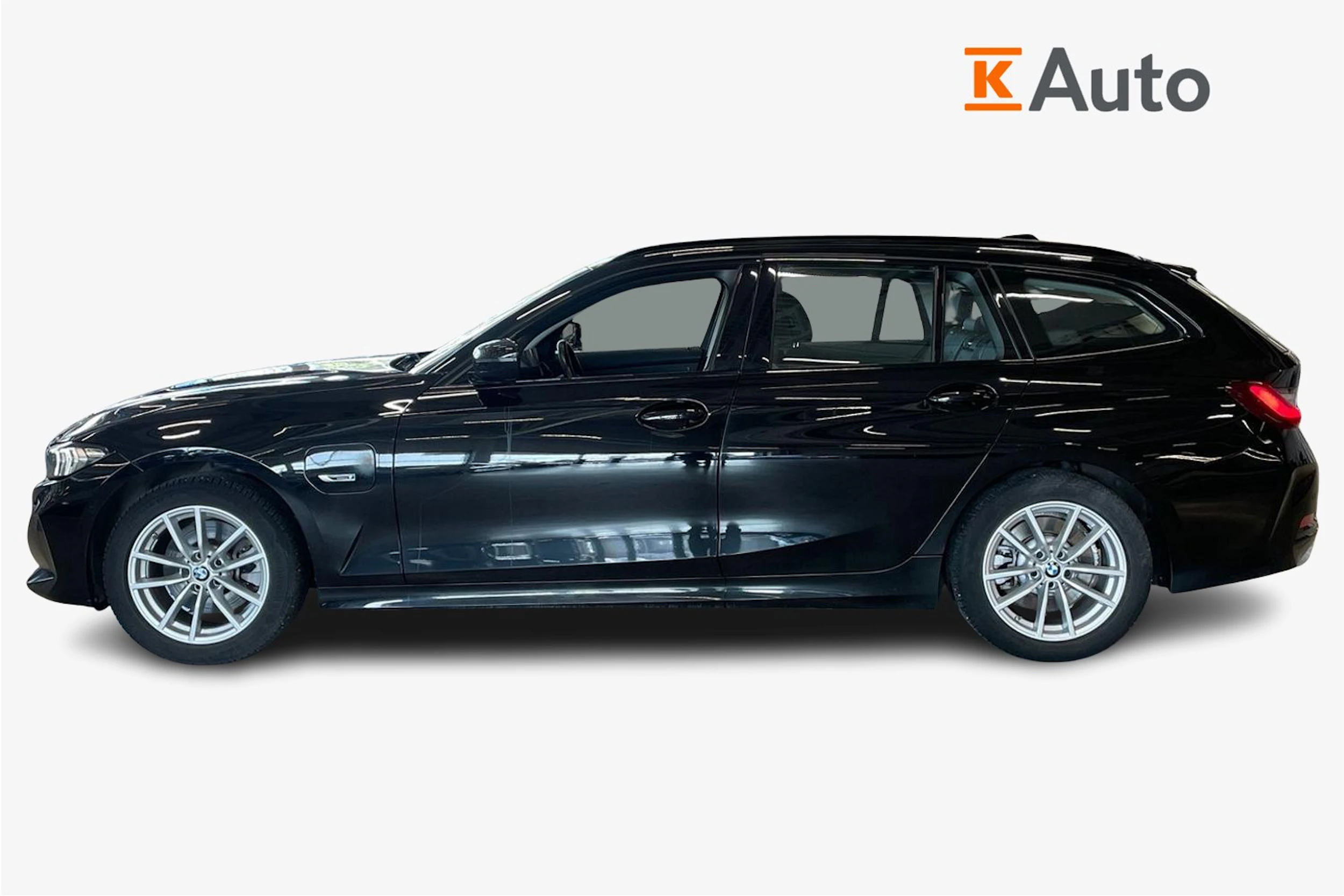 musta BMW 330 2023 kuva 5.