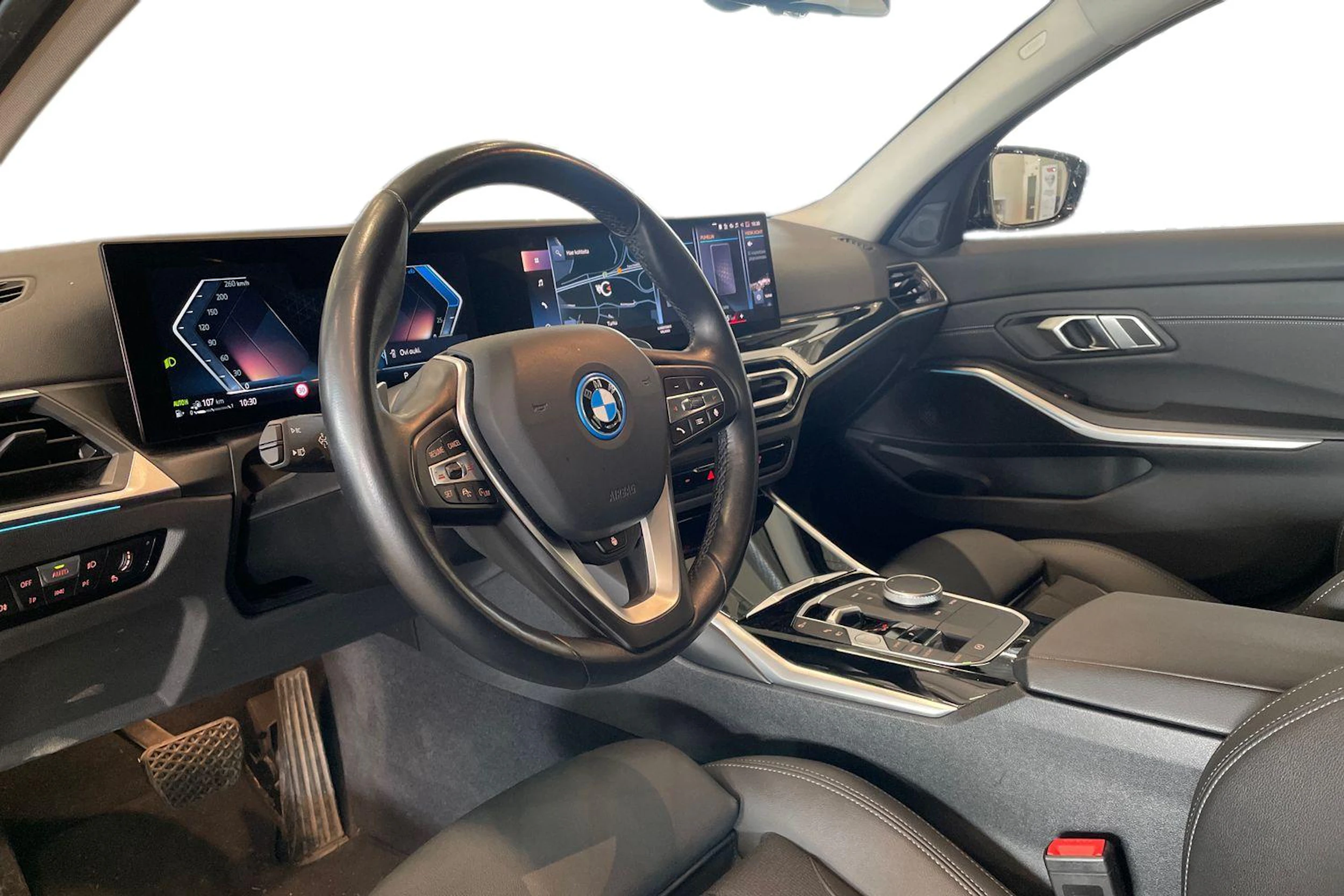 musta BMW 330 2023 kuva 6.