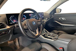 musta BMW 330 2023 kuva 6.