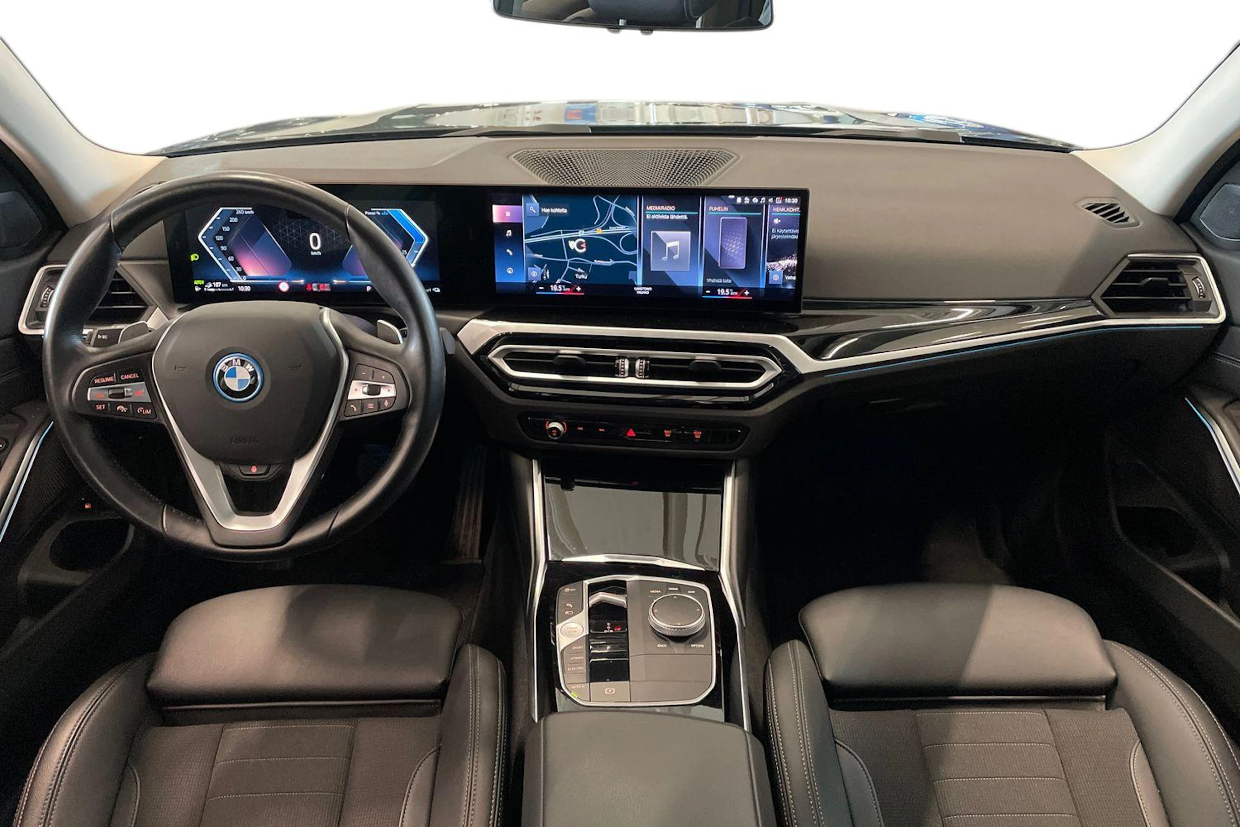 musta BMW 330 2023 kuva 7.