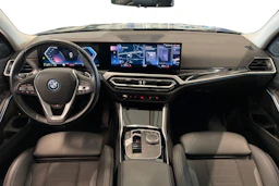 musta BMW 330 2023 kuva 7.