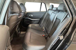 musta BMW 330 2023 kuva 8.