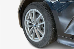 musta BMW 330 2023 kuva 9.