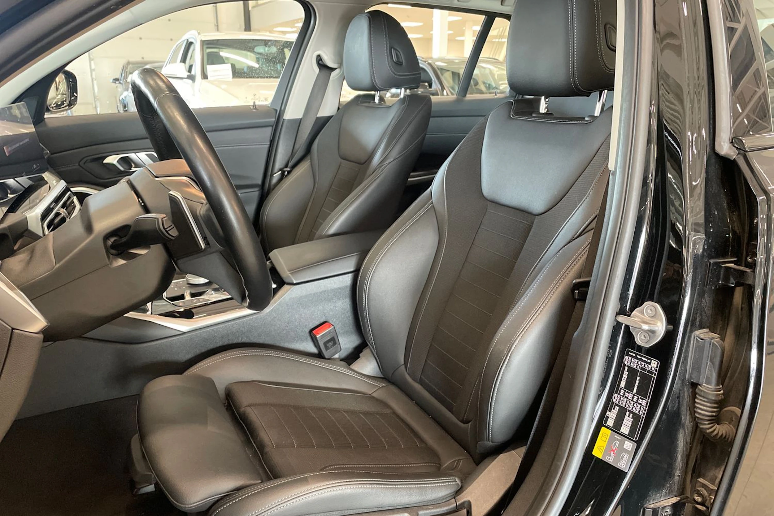 musta BMW 330 2023 kuva 11.