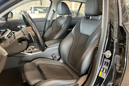 musta BMW 330 2023 kuva 11.