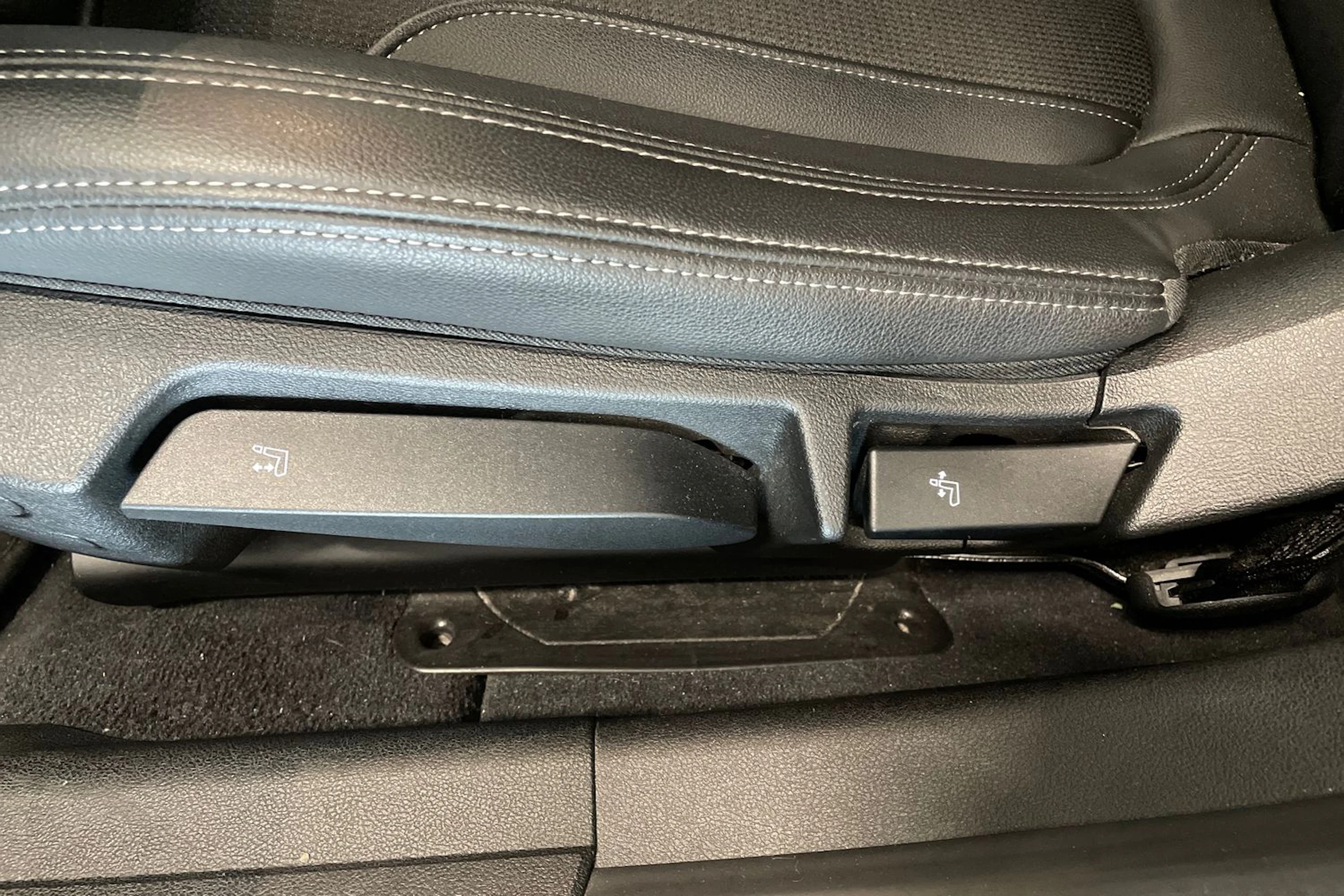 musta BMW 330 2023 kuva 12.