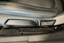 musta BMW 330 2023 kuva 12.