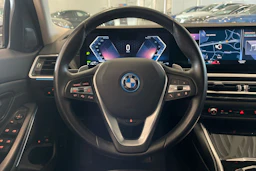 musta BMW 330 2023 kuva 13.