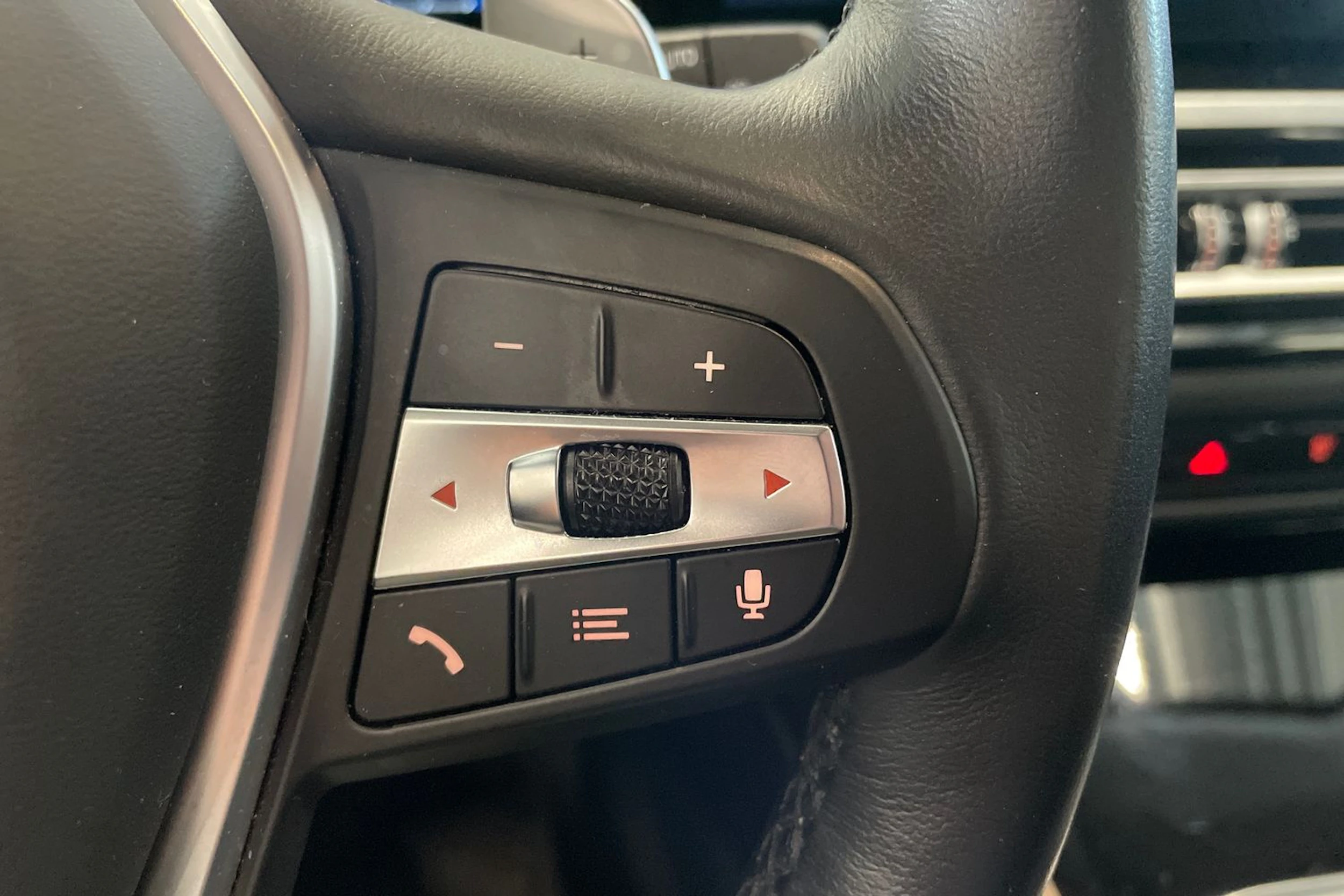 musta BMW 330 2023 kuva 14.