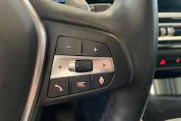 musta BMW 330 2023 kuva 14.