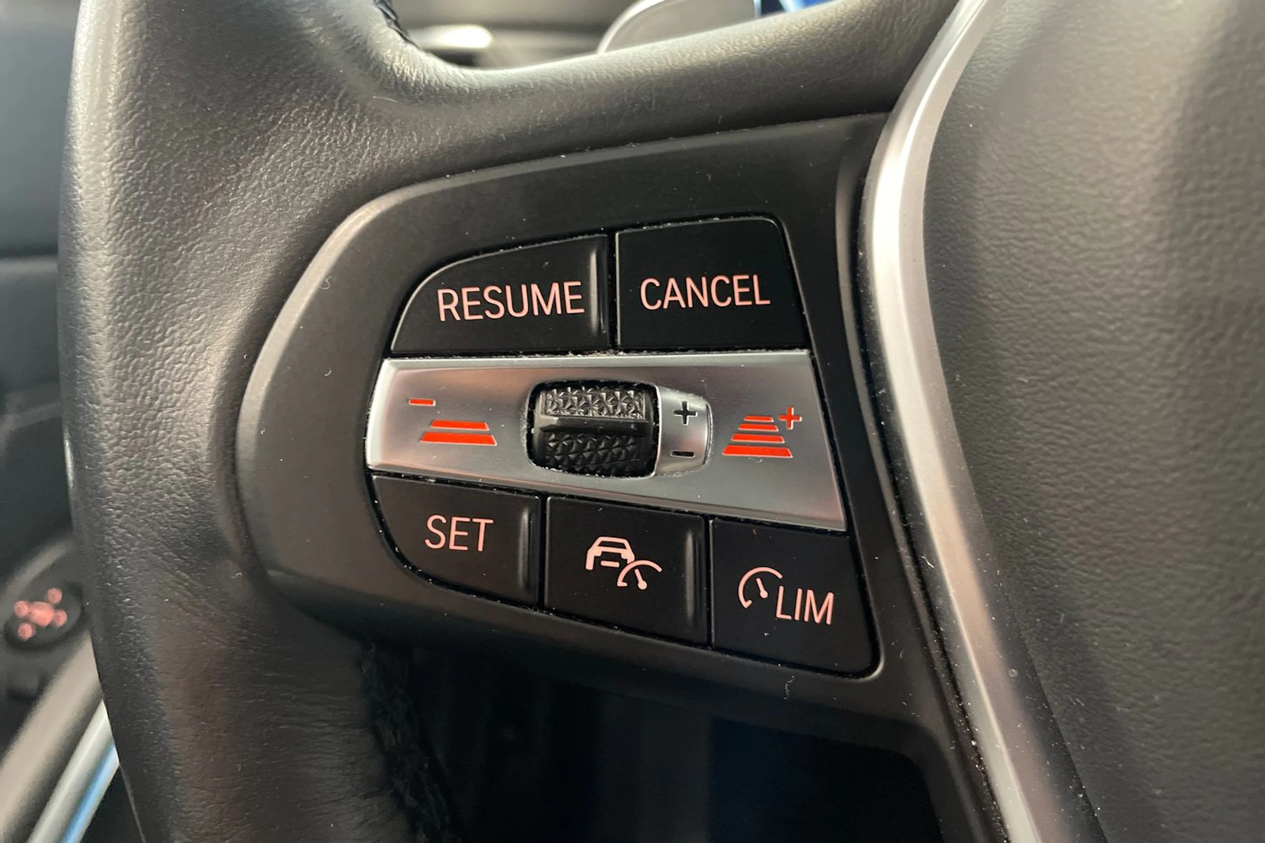 musta BMW 330 2023 kuva 15.