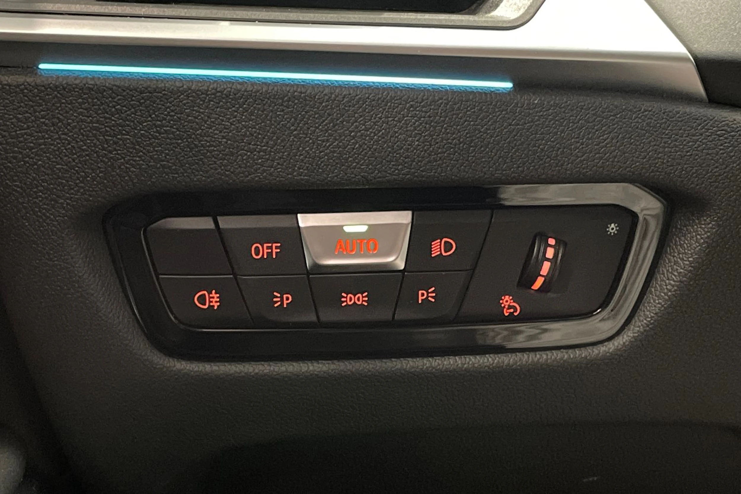 musta BMW 330 2023 kuva 16.