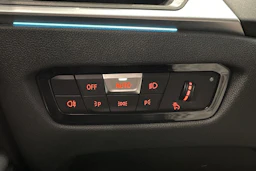 musta BMW 330 2023 kuva 16.