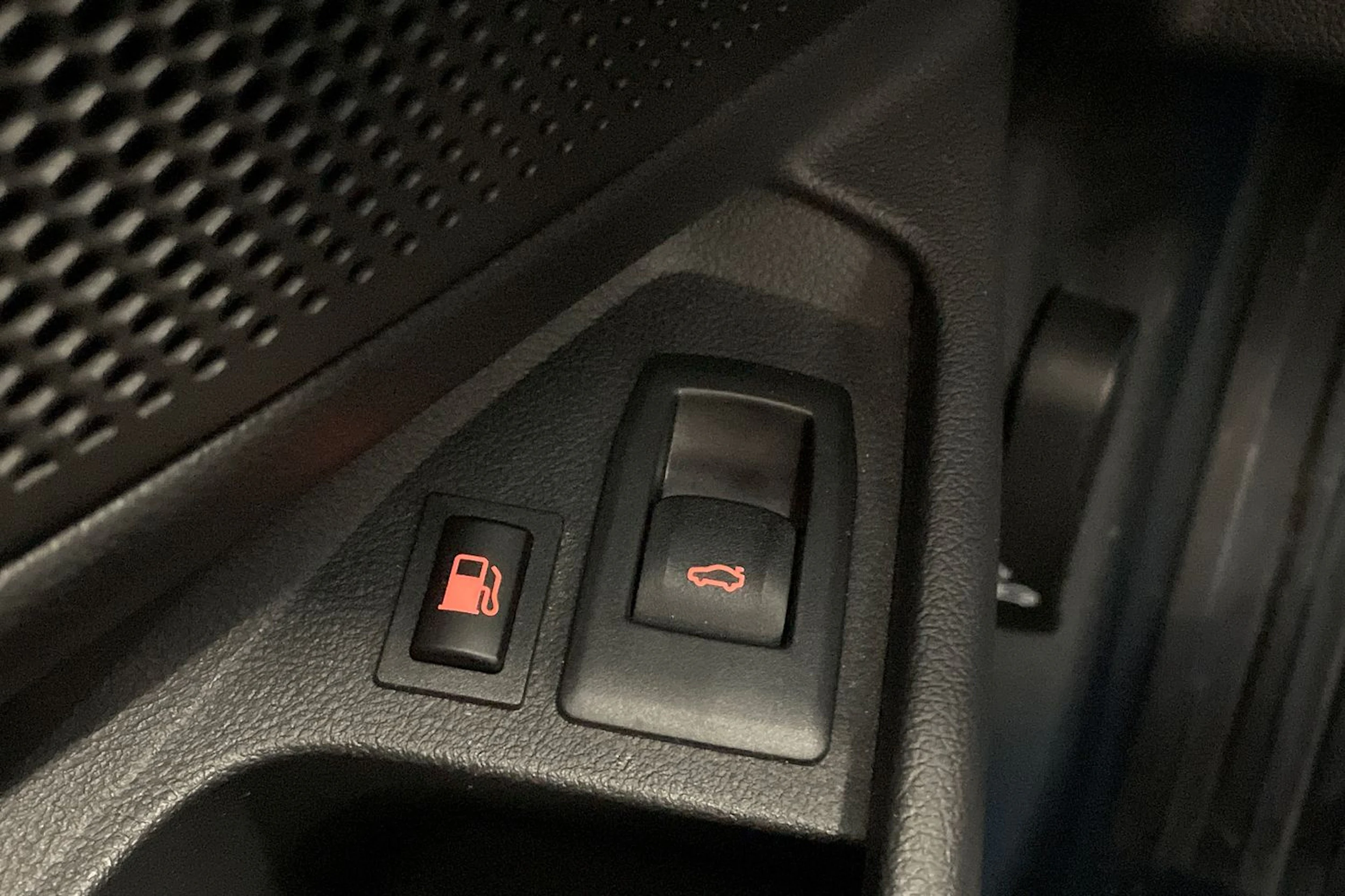 musta BMW 330 2023 kuva 17.