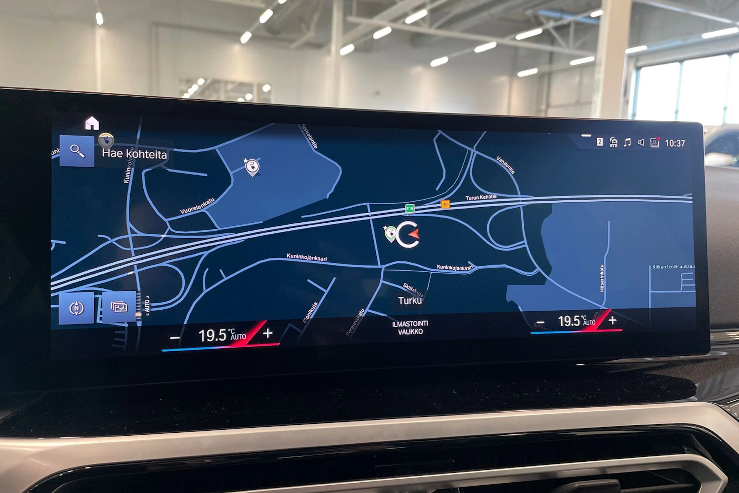 musta BMW 330 2023 kuva 19.