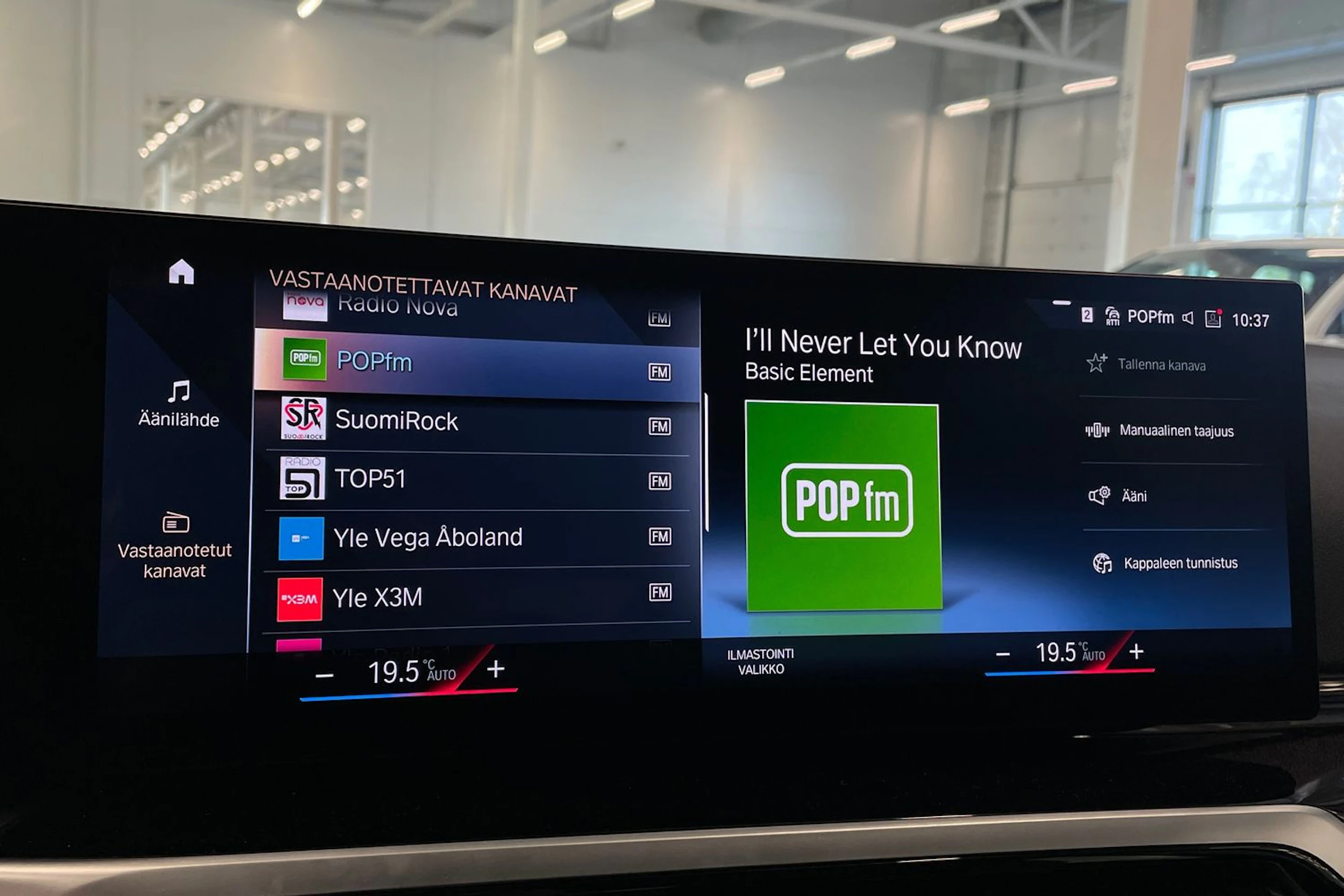 musta BMW 330 2023 kuva 20.